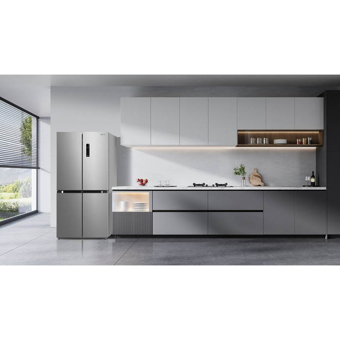 A Gaba GMR-474CD inox MultiDoor hűtőszekrény szürke konyhabútor előtt, csukott ajtókkal